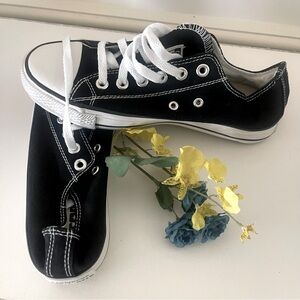 COPY-CONVERSE Unisex chuck Taylor AllStar brand new with tag. Size 7.5 Men/9WO’s